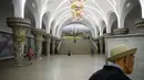 Seorang komuter membaca koran pada platform stasiun kereta bawah tanah atau metro Pyongyang, 6 September 2018. Stasiun bawah tanah Pyongyang terkesan megah dan bersih, tak seperti yang dibayangkan kebanyakan orang. (AFP / Ed JONES)