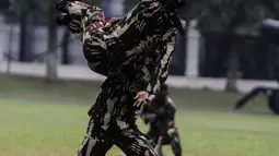 Atraksi bela diri personel Kopassus saat upacara penyerahan satuan Kopassus di Lapangan Mako Kopassus, Jakarta, Jumat (23/3). Mayjen Eko Margiyono resmi menjabat Danjen Kopassus. (Liputan6.com/Faizal Fanani)
