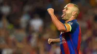 Kapten Barcelona, Andres Iniesta ikut menyumbangkan satu gol bagi Barcelona saat mengalahkan Celtic pada lga grup C Liga Champions di Stadion Camp Nou, Barcelona (14/9/2016) dini hari WIB. Barcelona menang 7-0. (AFP/Lluis Gene)