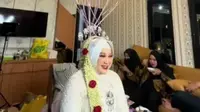 Konde balon seorang pengantin perempuan bikin warganet heran. (dok. tangkapan layar TikTok @khasanah.wedding/https://www.tiktok.com/@khasanah.wedding/video/7382440897448774917)