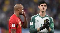Ekspresi kesedihan bek dan kiper timnas Belgia, Vincent Kompany dan Thibaut Courtois setelah kalah dari Prancis pada babak semifinal Piala Dunia 2018 di Stadion St. Petersburg, Selasa (10/7). Belgia tumbang 0-1 dari Prancis. (AP/Petr David Josek)