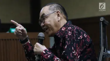 Terdakwa dugaan suap pembangunan PLTU Riau-1, Johannes Budisutrisno Kotjo memberi keterangan pada sidang lanjutan di Pengadilan Tipikor, Jakarta, Kamis (15/11). Sidang mendengarketerangan terdakwa. (Liputan6.com/Helmi Fithriansyah)