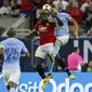 Duel Romelu Lukaku dan pemain Manchester City, Nicolas Otamendi (kanan) pada laga International Champions Club di NRG Stadium, Houston, (20/7/2017). MU menang 2-0. (AFP/Aaron M. Sprecher)