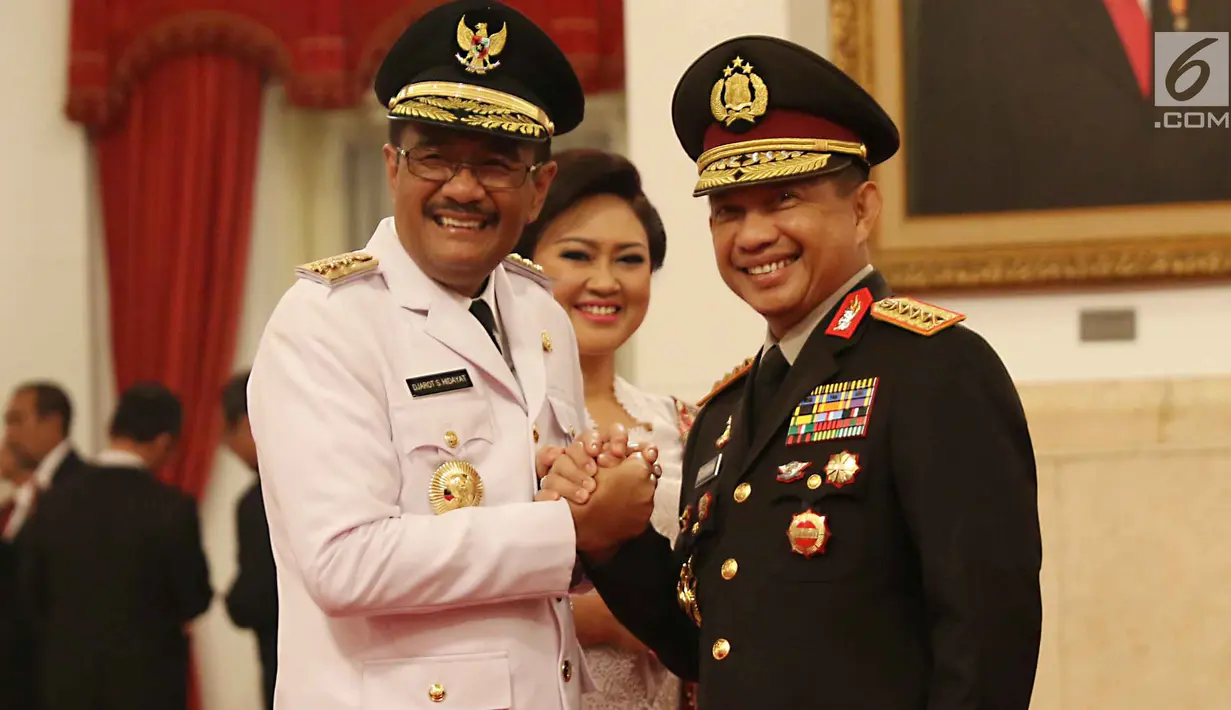 Kapolri Jenderal Pol Tito Karnavian berjabat tangan dengan Gubernur DKI Jakarta, Djarot Saiful Hidayat usai dilantik di Istana Negara, Jakarta, Kamis (15/6). Pelantikan ini sesuai dengan Keputusan Presiden Nomor 76P Tahun 2017. (Liputan6.com/Angga Yuniar)