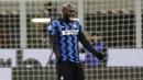 Romelu Lukaku - Pemain bernomor punggung sembilan ini merapat ke Giuseppe Meazza dengan biaya 74 juta euro. Bersama Inter Milan Lukaku menjelma menjadi predator garang di pentas Serie A dan sukses membawa Nerazzurri meraih Scudetto. (AP/Luca Bruno)