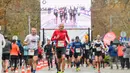 Para pelari berkompetisi dalam Vienna City Marathon (VCM) Tribute to Eliud - Vienna Race di Wina, Austria (12/10/2020). Eliud Kipchoge mencatatkan waktu kurang dari dua jam, atau satu jam 59 menit 40 detik. (Xinhua/Guo Chen)