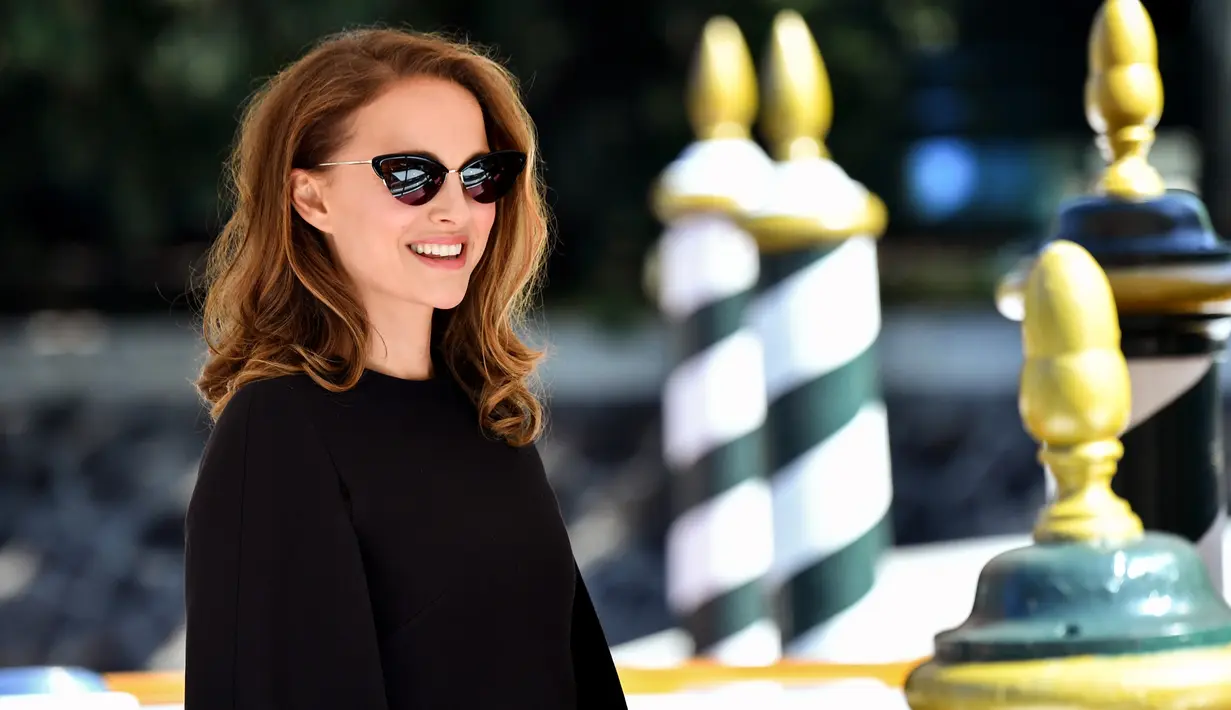 Aktris Natalie Portman tersenyum saat tiba di dermaga Excelsior Hotel selama Festival Film Venice ke-75 di Venice Lido, Italia, (4/9). Natalie Portman tampil cantik menggenakan dress hitam. (AFP Photo/Alberto Pizzoli)