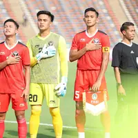 Para pemain Timnas Indonesia U-22 (kiri ke kanan) Ananda Raehan, Ilham Rio Fahmi, Ernando Ari Sutaryadi dan Rizky Ridho Ramadhani berbaris menyanyikan lagu kebangsaan Indonesia Raya sebelum dimulainya laga Grup A SEA Games 2023 menghadapi Filipina di Olympic Stadium, Phnom Penh, Kamboja, Sabtu (29/4/2023). (Bola.com/Abdul Aziz)