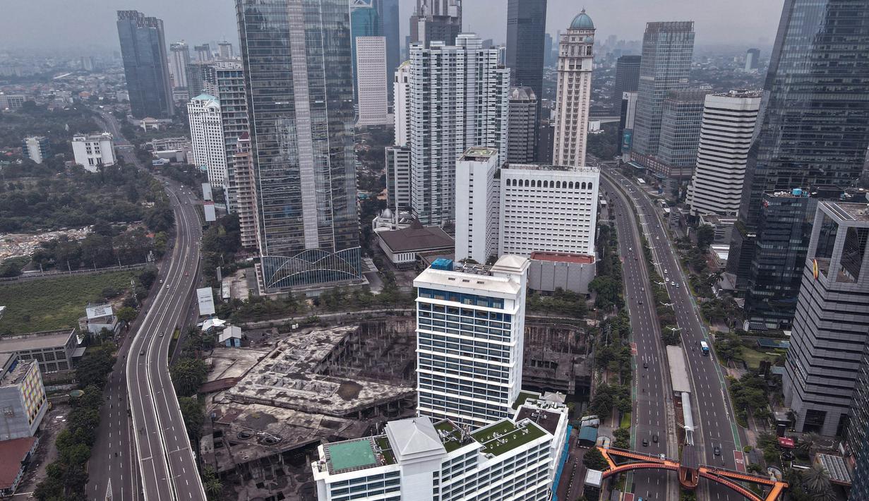 <p>Foto udara memperlihatkan jalanan yang biasanya ramai di Jakarta pada 1 Mei 2022, setelah masyarakat kembali ke kampung halaman untuk merayakan Idul Fitri yang menandai berakhirnya bulan suci Ramadhan. (AFP/Bay Ismoyo)</p>