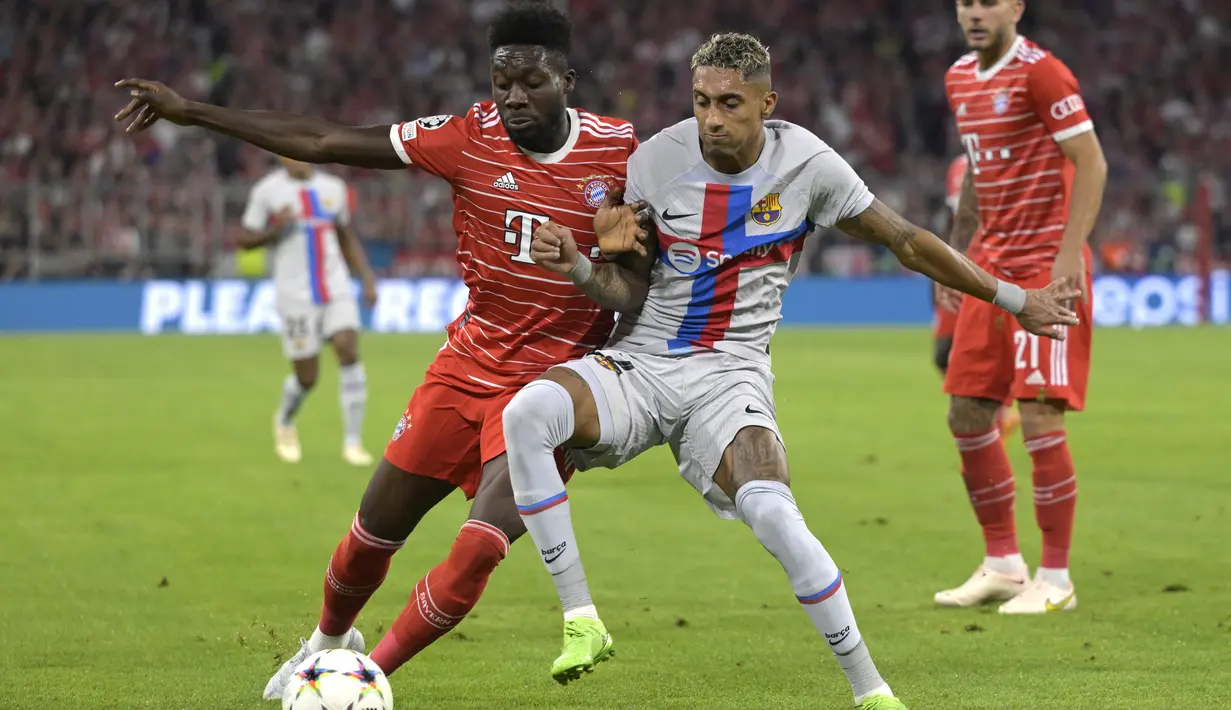 Bek Bayern Munchen Alphonso Davies berebut bola dengan penyerang Barcelona Raphinha pada matchday 2 Grup C Liga Champions 2022/2023 di Allianz Arena, Rabu (14/9/2022) dini hari WIB. Barcelona takluk 0-2 saat dijamu Bayern Munchen. (AP Photo/Andreas Schaad)