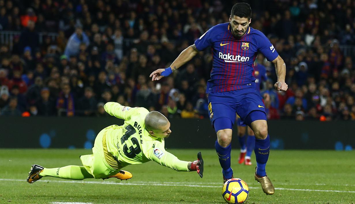 Pemain FC Barcelona, Luis Suarez (kanan) mengecoh kiper Deportivo Coruna, Ruben Martinez pada lanjutan La Liga Santander di Camp Nou stadium, Barcelona, (17/12/2017). Barcelona menang 4-0. (AP/Manu Fernandez)