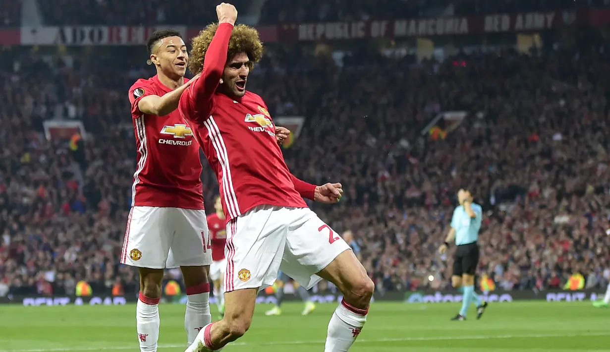 Gelandang Manchester United, Marouane Fellaini melakukan selebrasi usai mencetak gol ke gawang Celta Vigo pada leg kedua Liga Europa di stadion Old Trafford, Inggris,(11/5). MU melaju ke final usai menang dengan aggregat 2-1. (AFP Photo/Miguel Riopa)