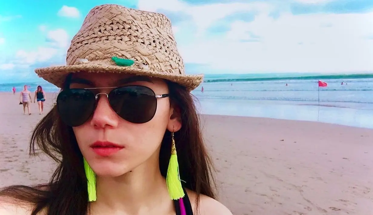 Dalam foto yang dibagikan di Instagram pribadinya, Thalita Latief banyak mengunggah potretnya saat berpenampilan dengan memakai anting berbentuk unik dan tak biasa. Ia selalu memamerkan anting panjang yang berwarna cerah. Aksesori telinga itu pun membuat wajahnya makin bersinar meski memakai kacamata hitam. (Liputan6.com/IG/@thalitalatief)