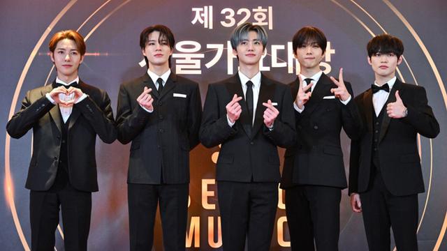 Gaya Serba Hitam Personel NCT Dream di Seoul Music Awards 2023