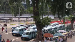 Angkutan umum parkir di kawasan penataan integrasi antarmoda Stasiun Tanah Abang, Jakarta Pusat, Minggu (7/6/2020). Semua moda angkutan transportasi umum diberi jalur khusus untuk mengangkut penumpang kereta rel listrik dengan tertib dan nyaman. (Liputan6.com/Angga Yuniar)