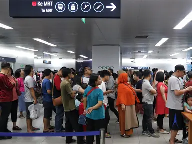 Warga antre untuk menaiki kereta Moda Raya Terpadu (MRT)  pada libur lebaran 2019 di Stasiun MRT Bundaran HI, Jakarta, Kamis (6/6/2019). Libur Hari Raya Idul Fitri dijadikan momen bagi warga Jakarta untuk mencoba MRT, meski sudah tak gratis lagi. (Liputan6.com/Johan Tallo)