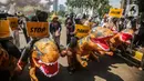 Sejumlah peserta yang tergabung dalam komunitas Fossil Free dan Climate Ranger menggelar aksi di depan Gedung BNI Sudirman, Jakarta, Selasa (5/7/2022). Mereka meminta BNI segera menghentikan pendanaan ke batu bara karena krisis iklim berdampak multidimensi mulai dari lingkungan, ekonomi, sosial, sampai kesehatan. (Liputan6.com/Faizal Fanani)