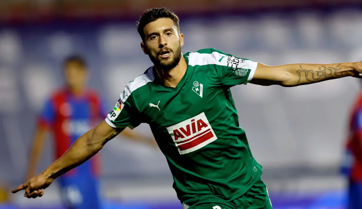 Pemain Eibar, Borja Baston terbilang subur untuk striker dengan tim yang berada pada papan tengah dengan 17 gol. (EPA/Juan Carlos Cardenas)