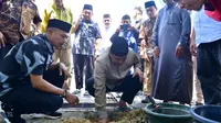 Peletakan batu pertama pembangunan menara Masjid Nurul Ilmi Bone (Liputan6.com/Istimewa)