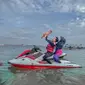 Pertama kali ajak Moana main jetski, Ria Ricis kompak pakai swimsuit berwarna hitam bersama sang suami. @riaricis1795.