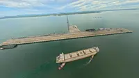Terminal Kijing Pelabuhan Potianak yang terletak di Kabupaten Mempawah, Kalimantan Barat, berkembang sangat pesat sejak diresmikan Presiden Joko Widodo pada Agustus 2022. Sejumlah langkah disiapkan pemerintah daerah dan pemerintah pusat untuk mengoptimalkan Terminal Kijing. (Istimewa)