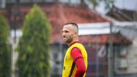 Pemain Bali United, Ilija Spasojevic saat latihan di Lapangan Banteng Seminyak. (Maheswara Putra/Bola.com)