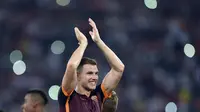 Pemain AS Roma, Edin Dzeko, merayakan kemenangan atas Juventus. Edin Dzeko menyumbang satu gol dalam partai di Stadion Olimpico, Roma, Italia. Minggu (30/8/2015). (Reuters/Alberto Lingria)