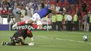 Backpass Steven Gerrard yang mengarah ke Thierry Henry membuat kiper Inggris, David James, melanggar striker Prancis itu yang berujung penalti. Gol dari penalti Zinedine Zidane membawa Prancis menang 2-1 di Piala Eropa 2004. (www.squawka.com)