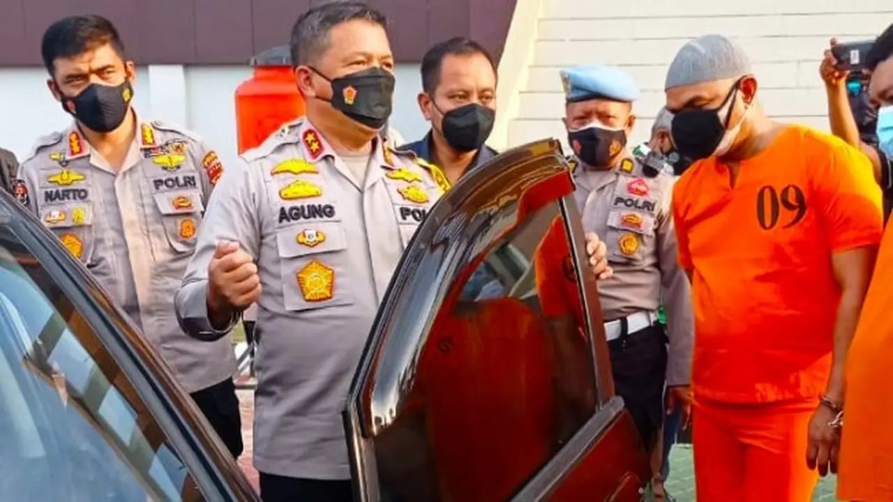Kompol YC (baju tahanan) dalam konferensi pers polisi konsumsi narkoba di Polda Riau.