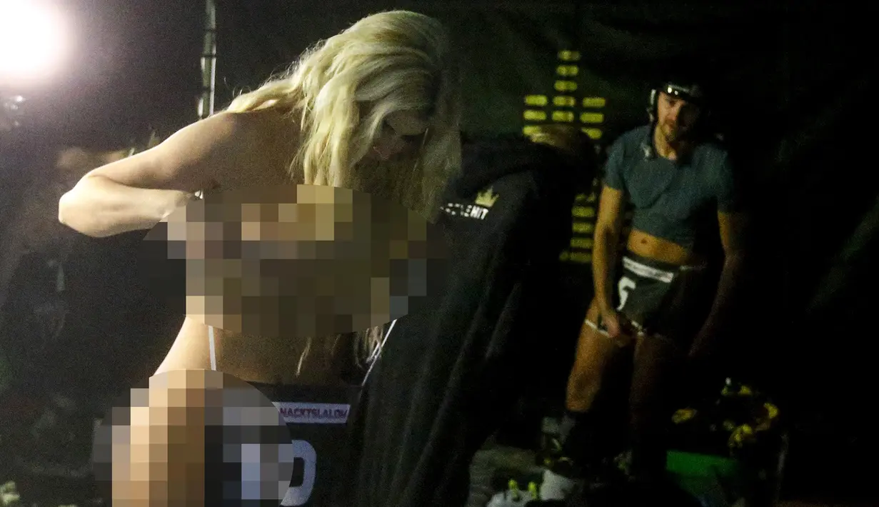 Peserta wanita bersiap jelang aksi di "Naked Slalom Ski Race" di resor ski Steinach am Brenner, Austria, Sabtu (12/3/2016). Dalam pertandingan ini, setiap peserta diwajibkan bugil dan hanya memakai kain nomor saja. (Reuters/Dominic Ebenbichler)