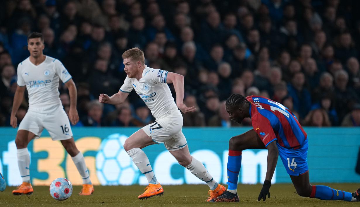 Manchester City nyaris mencetak gol pada menit ke-14. Kevin De Bruyne melepaskan tembakan dari luar kotak penalti yang mampu ditepis Vicente Guaita. (AP Photo/Matt Dunham)