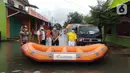 Karyawan PT. Askrindo secara simbolis memberikan bantuan perahu karet kepada warga korban banjir di Bekasi, Senin (22/02/2021). Bantuan perahu karet untuk proses evakuasi korban banjir diberikan di Pondok Timur Mas, Bekasi Selatan dan Perumnas III, Kota Bekasi. (Liputan6.com/Pool)
