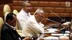Menteri PUPR Basuki Hadimuljono (tengah) bersama Menteri Desa, Pembangunan Daerah Tertinggal, dan Transmigrasi Eko Putro Sandjojo (kanan) dan Menhub Budi Karya Sumadi (kiri) saat raker dengan Komisi V DPR di Jakarta, Rabu (6/6). (Liputan6.com/JohanTallo)