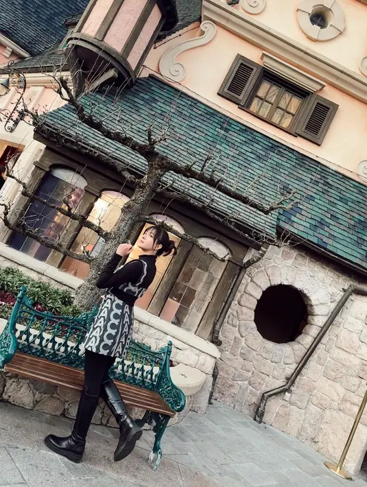 Atau saat Jessica Mila tampil dengan outfit serba hitam seperti terlihat di foto ini. Ia mengenakan turtleneck rajut berwarna hitam yang kemudian ditumpuknya dengan cut-out dress bermotif logo brand, dipadunya dengan legging hitam panjang, dan high boots yang juga berwarna hitam. [Foto: Instagram/jsmila]