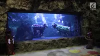 Pengunjung mengabadikan atraksi barongsai dan liong dalam air bertajuk The Battle of Yin Yang di Aquarium Utama Seaworld Ancol, Jakarta, Senin (12/2). Atraksi ini akan berlangsung pada 16-18 Februari. (Liputan6.com/Arya Manggala)