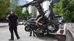 Petugas membawa motor Stuntwoman yang mengalami kecelakaan saat syuting film "Deadpool 2" di set, di Vancouver, BC, (14/8). Stuntwoman yang diketahui bernama SJ Harris meninggal saat mengendarai motor. (Darryl Dyck / The Canadian Press via AP)