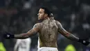 Penyerang Memphis Depay menunjukkan tato Singanya usai mencetak gol ke gawang PSG pada lanjutan Liga Prancis di stadion Grupama, Decines-Charpieu (21/1). Gol eks striker Manchester United ini membawa Lyon menang 2-1 atas PSG. (AFP Photo/Jeff Pachoud)