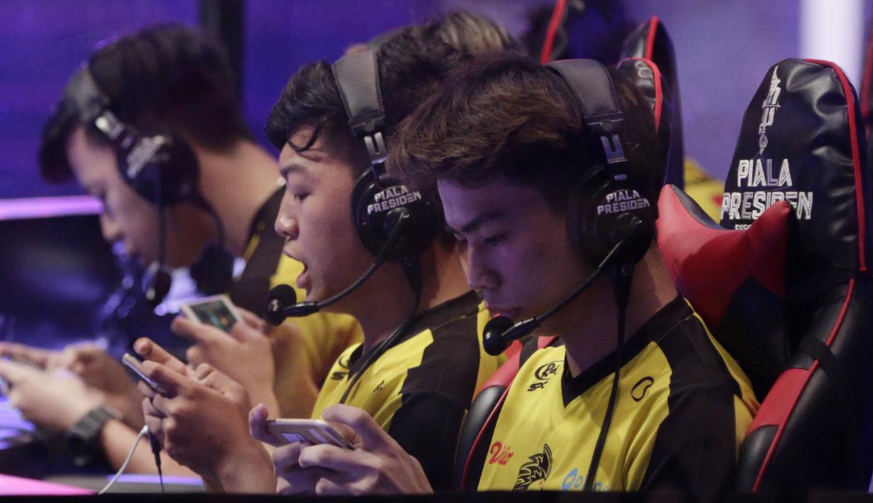 Tim Onic Esports tampak serius saat melawan Louvre Juggernaut pada final Piala Presiden Esports 2019 di Istora Jakarta, Minggu (31/3). (Bola.com/M Iqbal Ichsan)