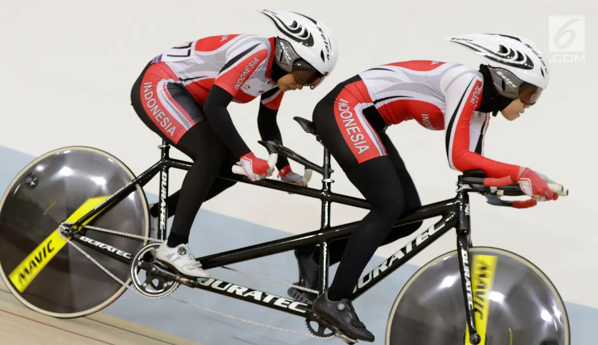 Pesepeda Indonesia Ni'mal Magfiroh dan Sri Sugiyanti memacu kecepatan pada nomor 3.000 meter persuit individu B saat Asian Track Championship 2019 di Veledrome, Jakarta, Jumat (11/1). Pasangan ini berhasil meraih perak. (Bola.com/Yoppy Renato)