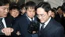 Petinggi Samsung, Lee Jae-yong saat tiba di pengadilan terkait surat perintah penangkapannya di Pengadilan Distrik Pusat Seoul di Seoul, Kamis (16/2). (AFP PHOTO / Yonhap)