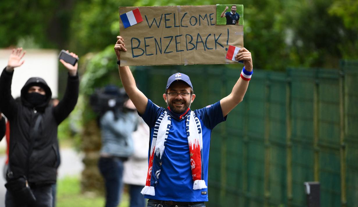 Fans menunjukan poster selamat datang kepada Karim Benzema saat sesi latihan Timnas Prancis di Clairefontaine-en-Yvelines, Rabu (26/5/2021). Benzema kembali memperkuat Timnas Prancis setelah enam tahun absen. (AFP/Franck FIfe)
