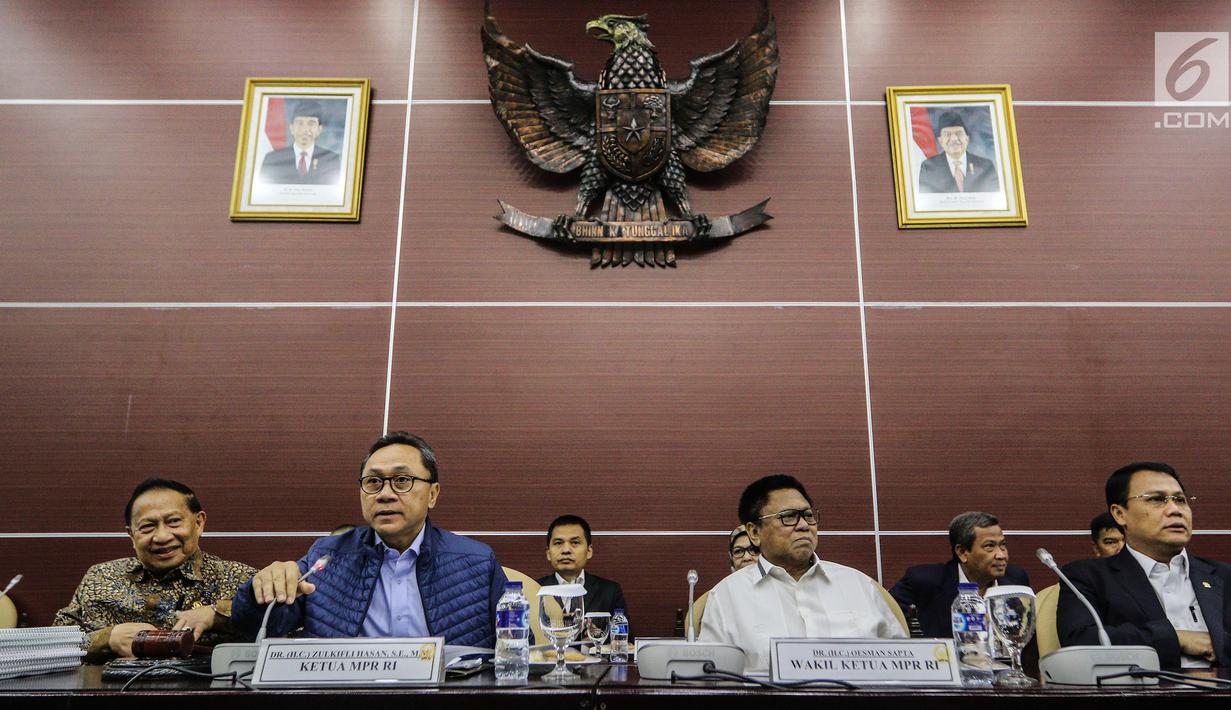 Ketua MPR Zulkifli Hasan (dua kiri) bersama Wakil Ketua MPR Oesman Sapta Odang (dua kanan), Ahmad Basarah (kanan), dan Mangindaan (kiri) saat Rapat Gabungan di Jakarta, Selasa (24/7). Sidang menyampaikan Nota Keuangan RAPBN 2019. (Liputan6.com/JohanTallo)