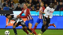 Pemain Atletico Madrid, Fernando Torres, berusaha menghentikan pergerakan pemain Tottenham Hotspur, DeAndre Yedlin, pada laga International Champions Cup 2016 di Melbourne, Australia, (29/7/2016). (AFP/PaulCrock)