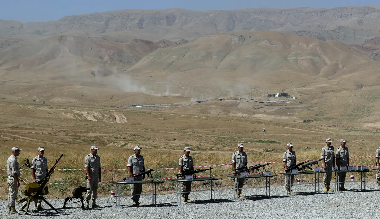 Prajurit militer Rusia menunjukkan senjata selama latihan strategis dan latihan staf Center-2019 di lapangan tembak Lyaur, Tajikistan, Rabu (18/9/2019). Prajurit Rusia, Kazakhstan, Kirgistan, Tajikistan, Uzbekistan, India, Pakistan, dan China ikut serta dalam latihan ini. (AP Photo/Grits Sergei)