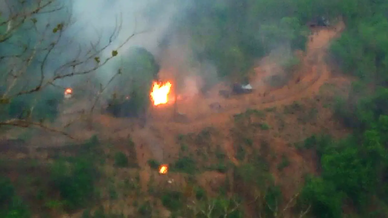 FOTO: Pangkalan Militer Myanmar Diserang Pemberontak Etnis Karen