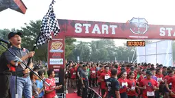 Wakil Danjen (Wadanjen) Kopassus Brigjen TNI Richard Tampubolon saat membuka Komando Warriors  di Kompleks Kopassus Cijantung, Jakarta, Minggu (6/5). Komando Warriors yang diselenggarakan Kopassus juga melibatkan masyarakat. (Liputan6.com/Angga Yuniar)