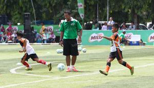 Mantan pemain Primavera, Supriyono Prima saat memberikan coaching klinik pada acara MILO Football Clinic Day di Lapangan Sepak Bola Pertamina Simprug, Jakarta, MInggu (24/4/2016). (Bola.com/Nicklas Hanoatubun)