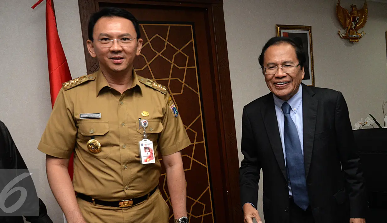 Menko Maritim dan Sumber Daya Rizal Ramli (kanan) bersama Gubernur DKI Jakarta Basuki Tjahaja Purnama (Ahok) jelang rapat koordinasi membahas Reklamasi Teluk Jakarta di Kemnko Maritim, Jakarta, Senin (18/4). (Liputan6.com/Angga Yuniar)