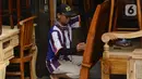Pekerja melakukan proses finishing pembuatan furnitur atau perlengkapan rumah berbahan kayu khas Jepara di Ciputat, Tangerang Selatan, Selasa (14/9/2021). Pedagang di tempat tersebut mengakui selama PPKM ini daya beli masyarakat terhadap furnitur meningkat. (Liputan6.com/Johan Tallo)