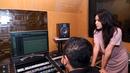 Raisa saat rekaman untuk album ketiganya di Brotherland Studio, Sudirman Park Jakarta Pusat (22/2). (Nurwahyunan/Bintang.com)